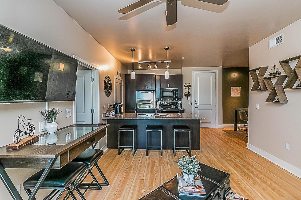 Shopping & Dining 1 Mile - 24 Hour Pool With Parking - 4036 Phoenix Exterior foto