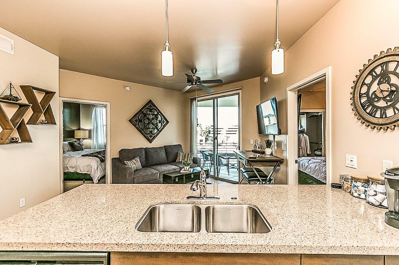Shopping & Dining 1 Mile - 24 Hour Pool With Parking - 4036 Phoenix Exterior foto